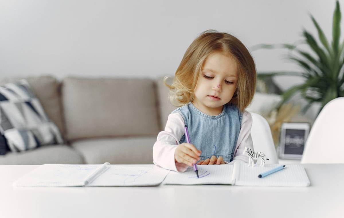 7 روش مؤثر و کاربردی برای آموزش نویسندگی به کودکان - Cover Image