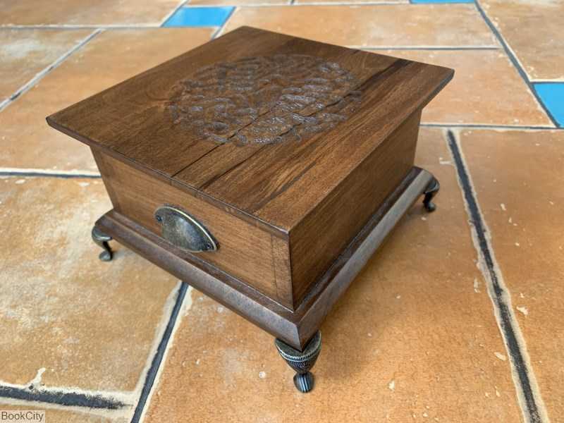 جعبه مربع کوچک پایه‌دار نارون