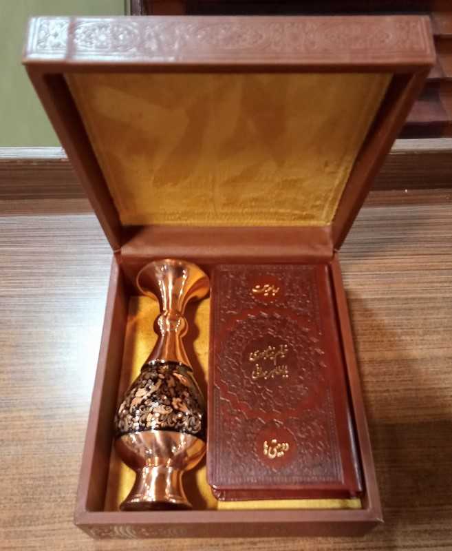 رباعیات حکیم خیام نیشابوری 90143 (پالتویی طرح چرم با گلدان الماس تراش جعبه هلیا)