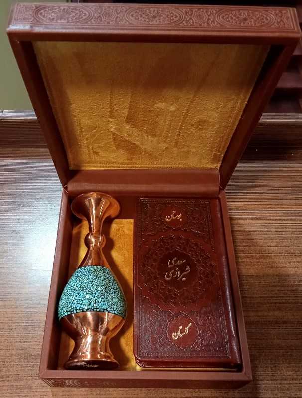حافظ و گلستان و بوستان سعدی (پالتویی طرح چرم با گلدان خاتم با جعبه هلیا)
