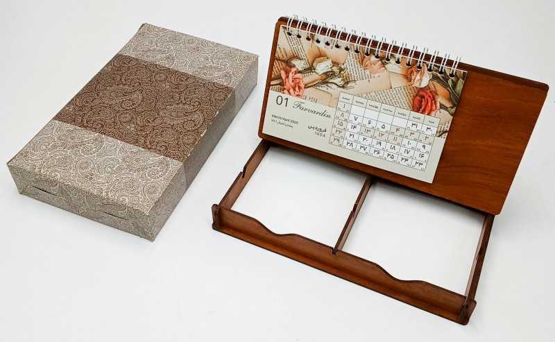 تقویم رومیزی 1404(چوبی با یادداشت جعبه‌دار سعید)