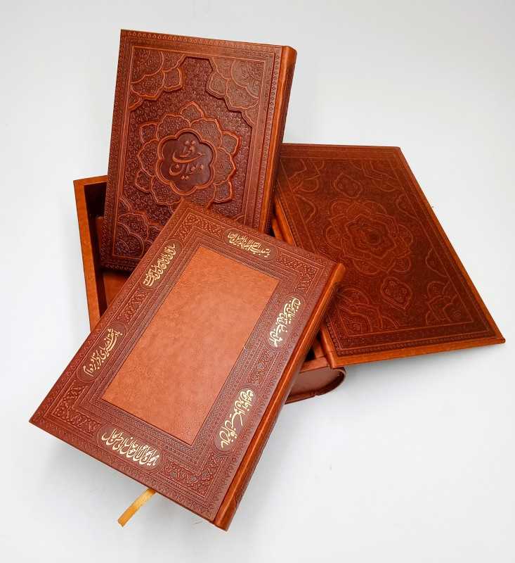 سررسید 1404 (1 روزه با حافظ چرم برجسته جعبه‌دار وزیری سعید)