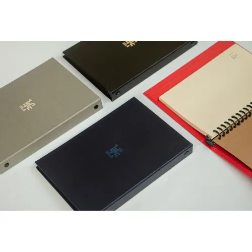 سررسید 1405 مشکی (ماه‌شمار دیبا کلاسوری رث گرافیک) - 0